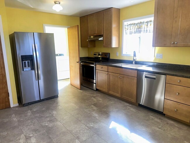 Building Photo - This pet-friendly home offers a spacious l...