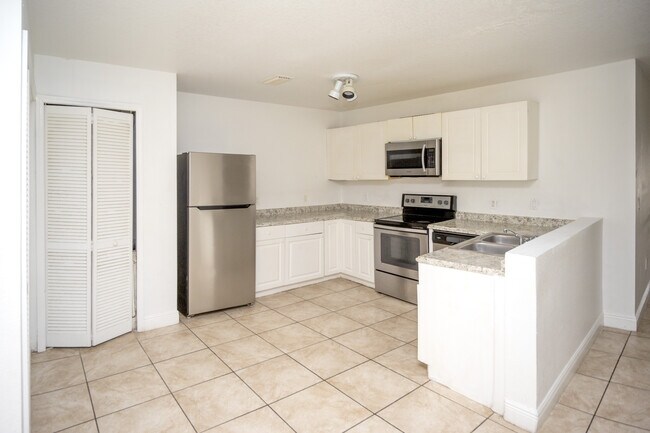 Foto del edificio - Gated Club Cortile 3/2 Condo 1st-Floor In-Unit Laundry