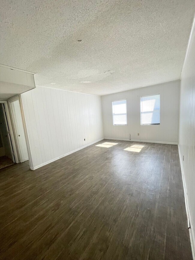 Building Photo - Welcome to Ravenwood Drive!