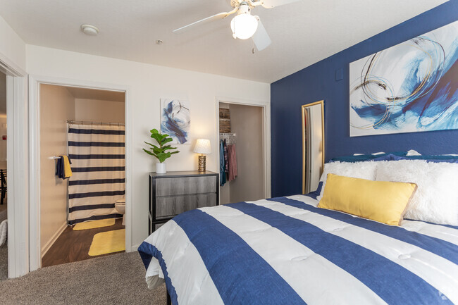 Spacious Bedroom - Village Green Student Housing