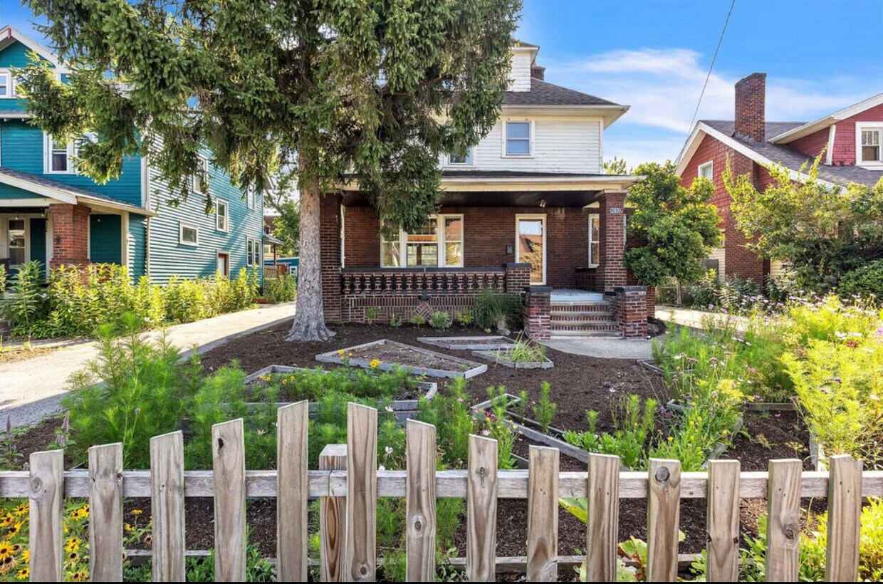 Building Photo - 285 E 151st St