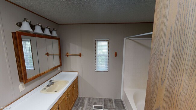 Building Photo - 1119 University Dr