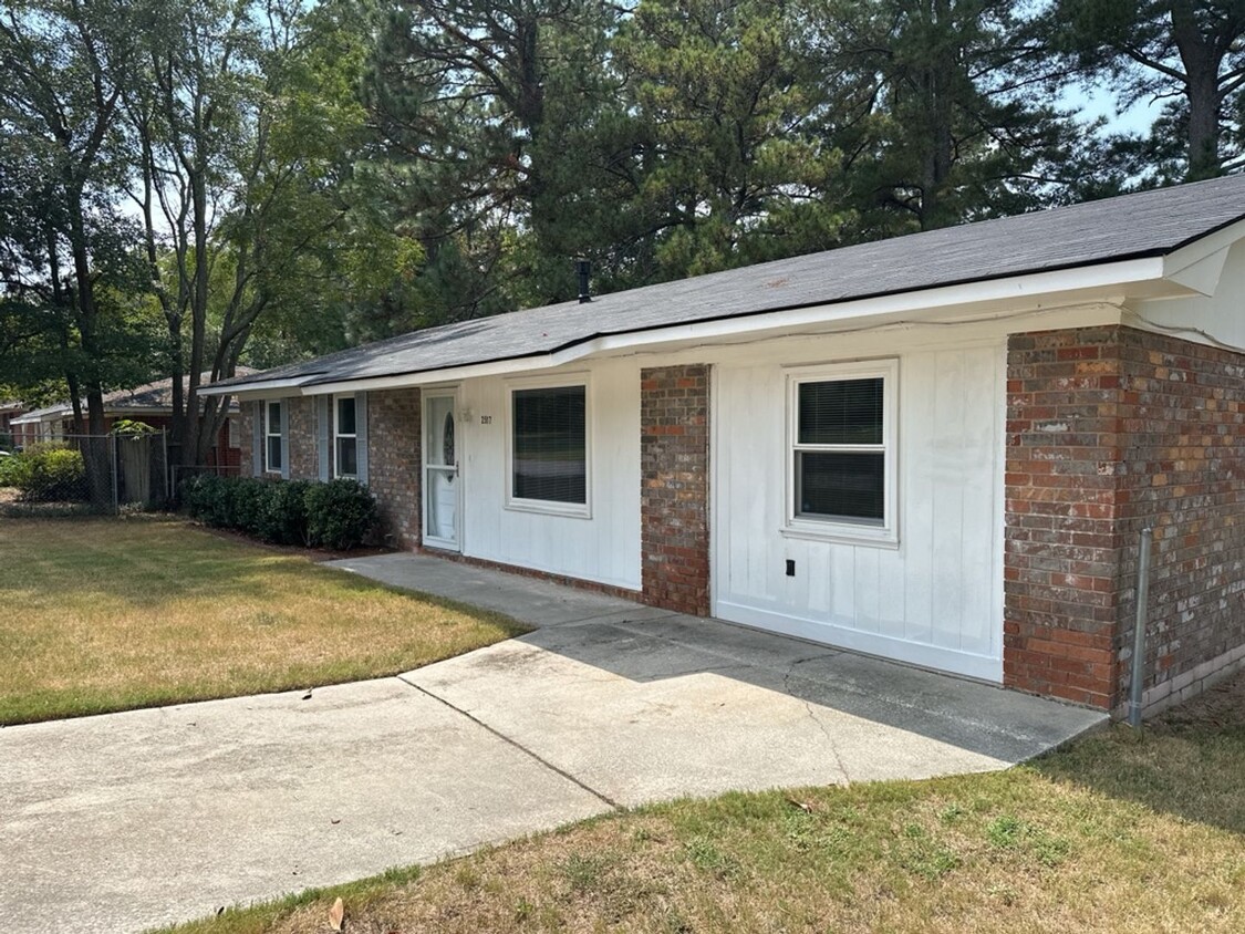 Primary Photo - Beautiful 3 Bedroom 1.5 Bathroom Home Now ...