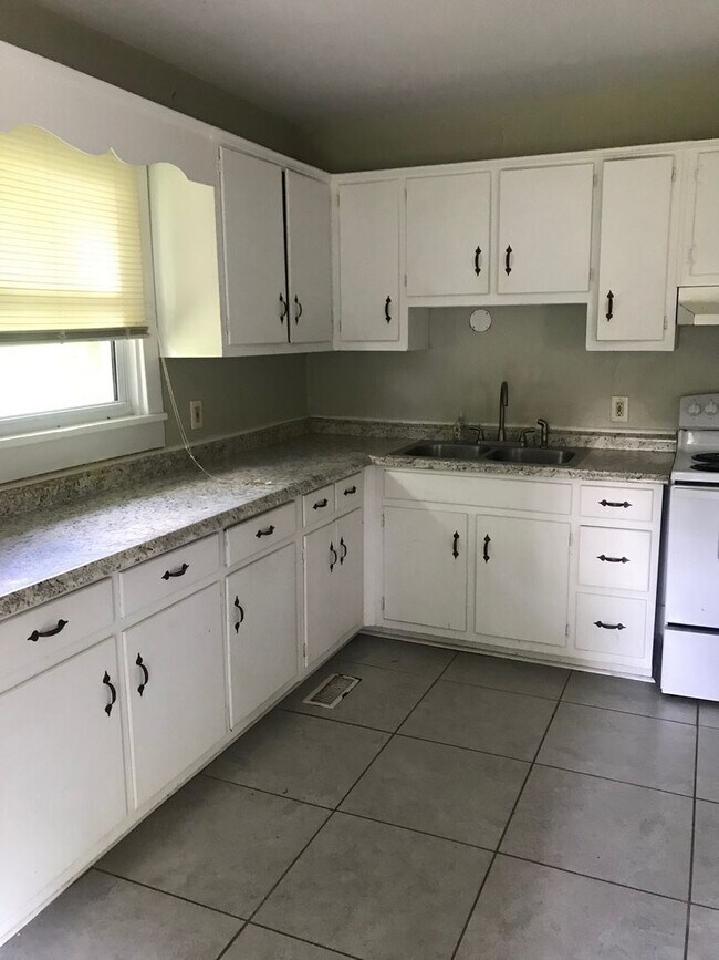 Building Photo - 3 Bedroom 1 Bath Ready to move in!