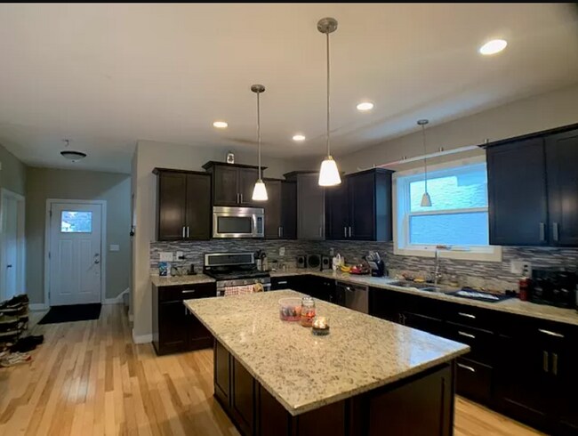 Foto del edificio - Available Aug 28th 2026 6 bed 3 bath for rent in popular Southeast Minneapolis neighborhood!
