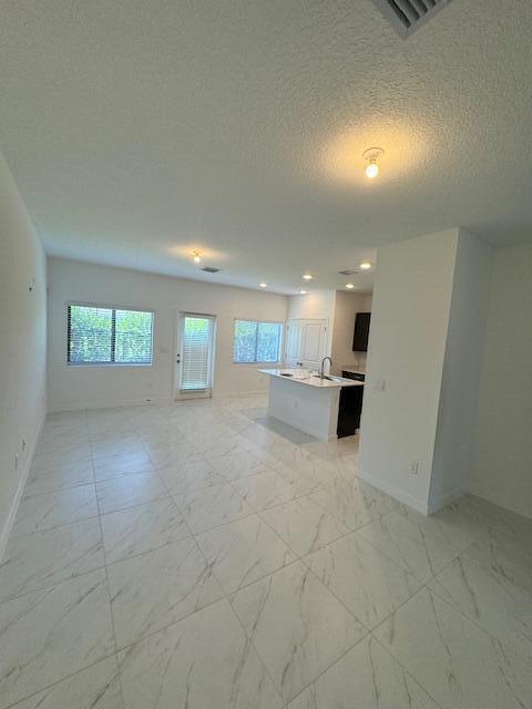 Foto del edificio - 5040 Elderberry St