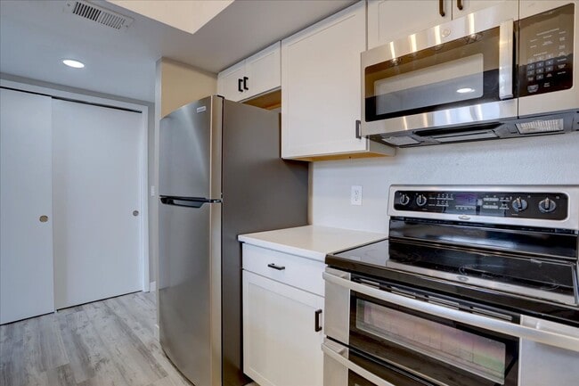 Building Photo - Stunning Top-Floor End Unit with Vaulted C...