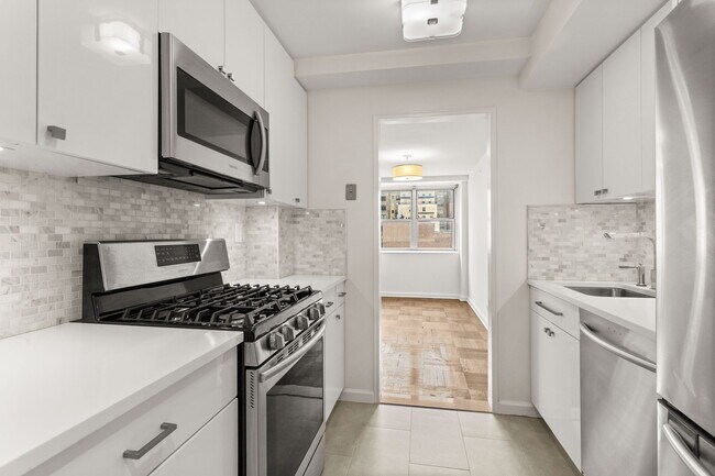 Building Photo - 40 E 78th St