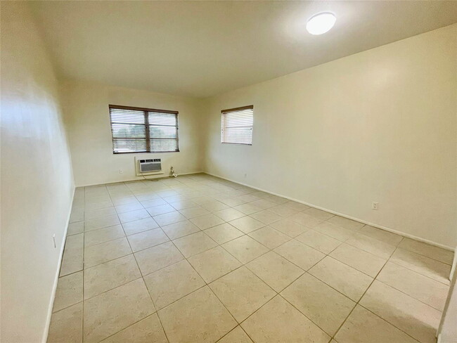 Foto del edificio - 1350 E Sample Rd
