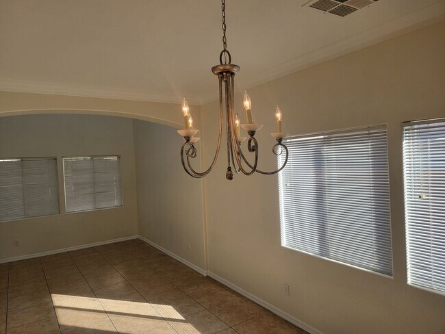 Foto del edificio - Spacious 5 bed 2.5 bath 2 story home with ...