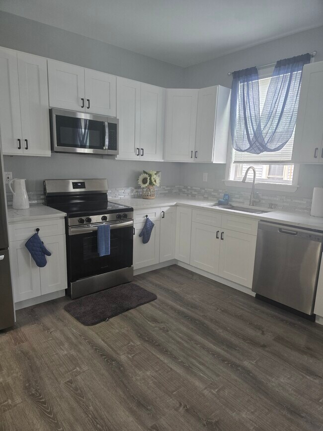 Building Photo - 32 Homestead Ave