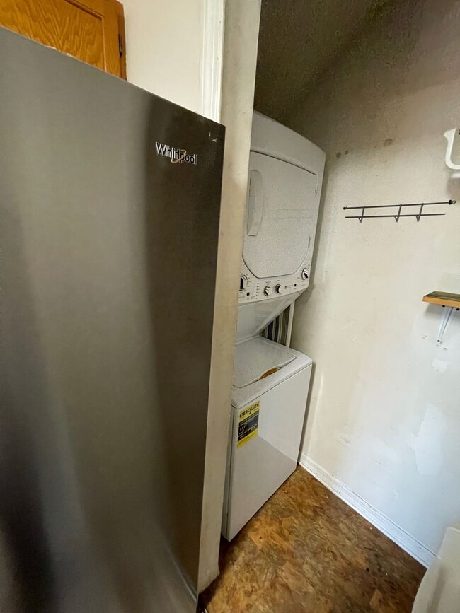 Foto del edificio - 2 FULL SUITES W/2 FULL BATHS, 2nd FLOOR LO...