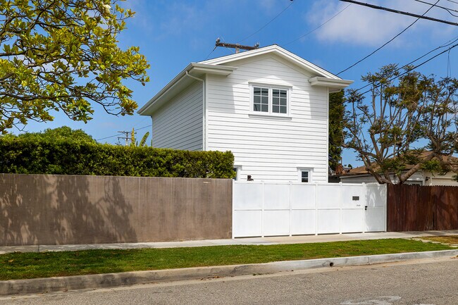 Building Photo - 1702 Pine St