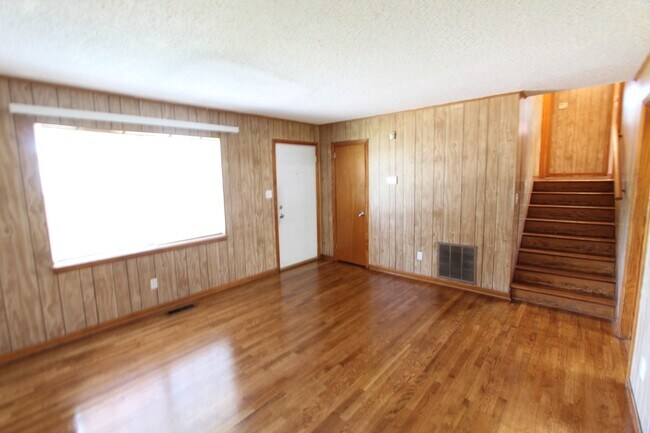 Building Photo - 3 Bedroom 1 Full Bath + Picture Perfect In & Out! You will LOVE IT!!