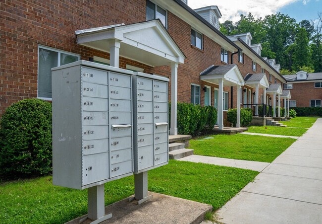 Building Photo - Gated Community Near Collier Park