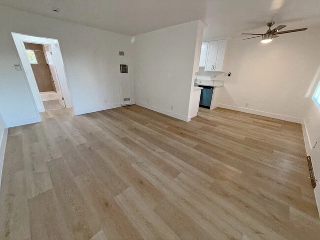 Building Photo - 1852 N Wilton Pl