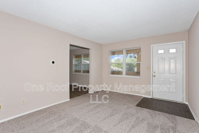 Building Photo - 701 Linwood Dr