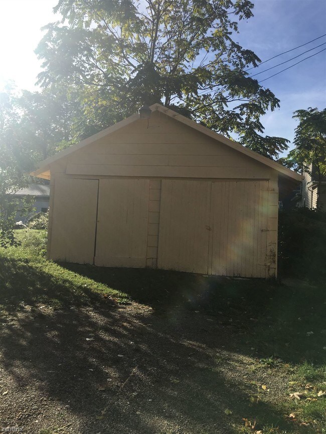 Building Photo - 3 br, 1 bath House - 435 Seymour Ave