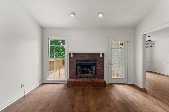Foto del edificio - 4658 Thoroughbred Ln
