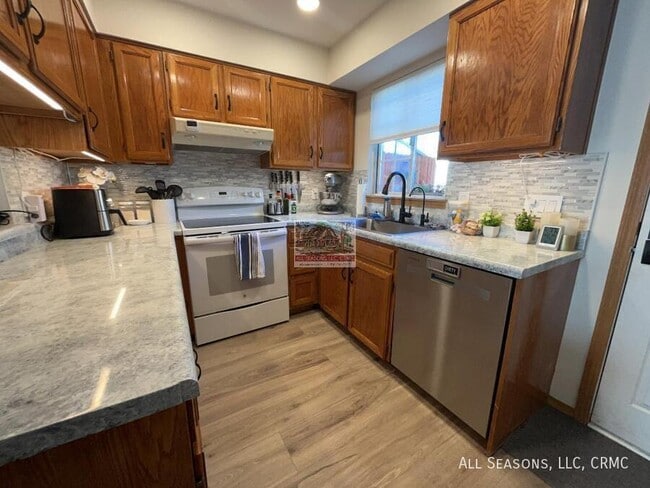 Building Photo - 3610 Queen Anne Way