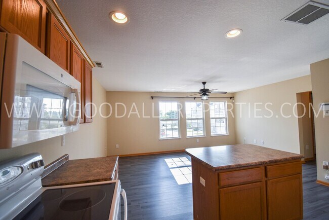 Foto del edificio - 2 Bedroom 2 Bath Updated Townhome in Ankeny