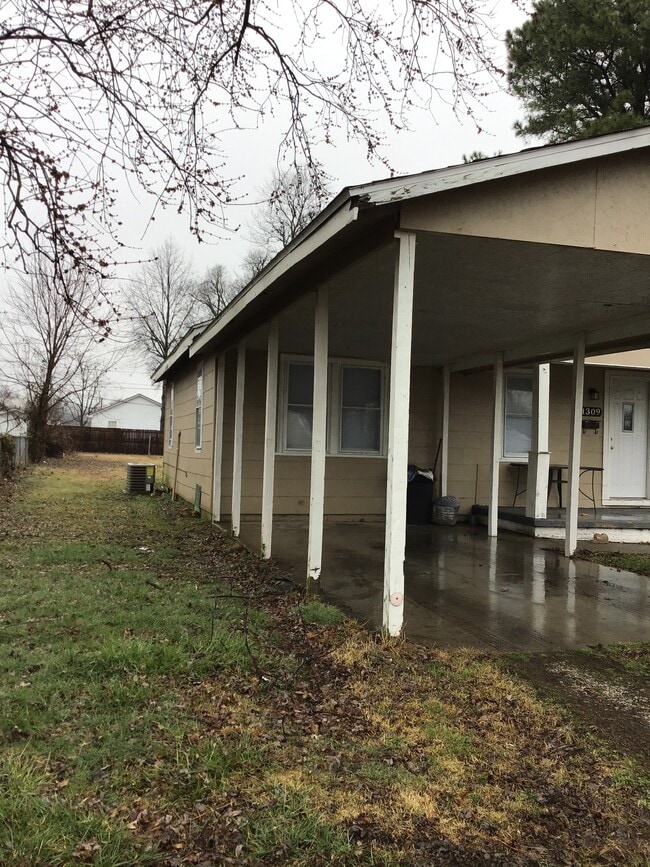 Building Photo - 1309 East Oak