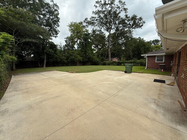 Foto del edificio - ** 3 bed 2 bath located off perry hill ** ...