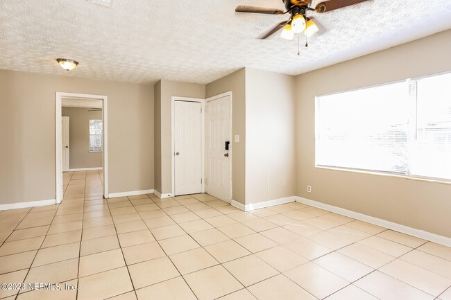 Foto del edificio - 1411 Palmdale St