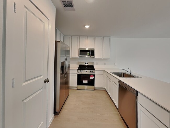 Building Photo - 21059 Santopadre St