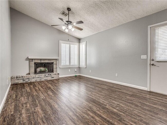 Building Photo - Perfect location right next to Lake Hefner!