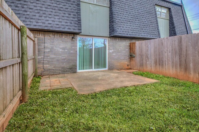 Foto del edificio - 1229 Lakecrest Dr