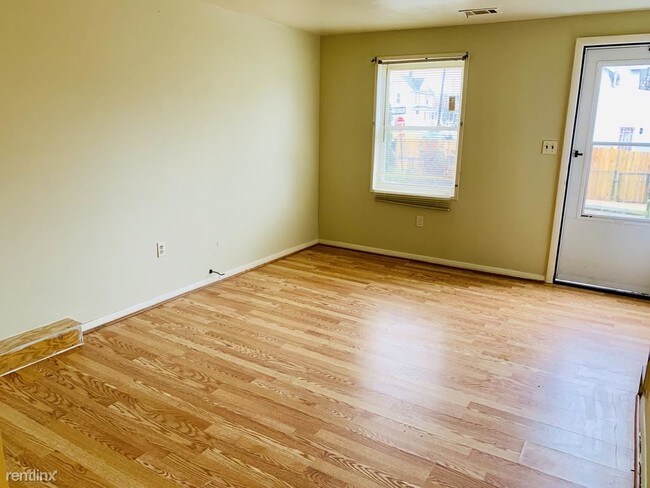 Building Photo - 2 br, 1 bath Townhome - 1123 Haverhill Rd