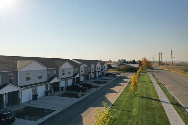 Foto del edificio - Modern 3 bed 2.5 bath END UNIT Townhome in Sugar City