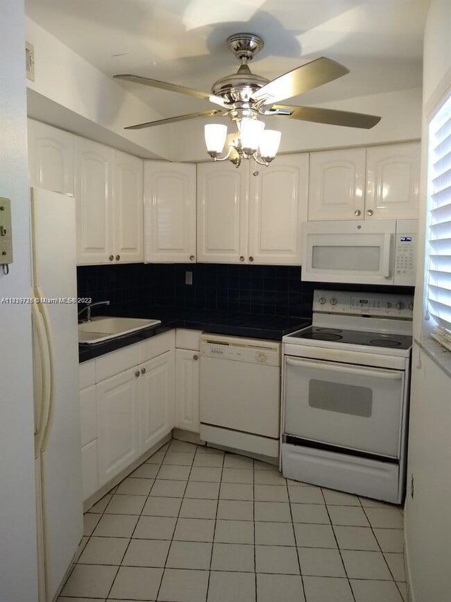 Building Photo - 3948 NE 169th St