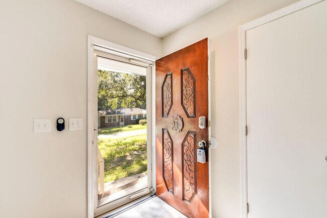 Foto del edificio - For Rent!! 740 Hitching Post Rd
