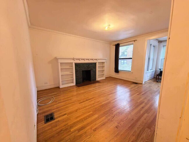 Foto del edificio - 651 E 50th Pl