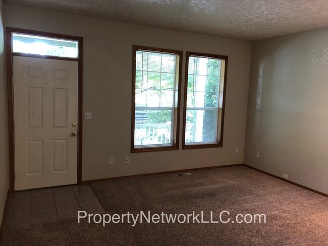 Building Photo - Fairview Village 2 Bedroom Town House