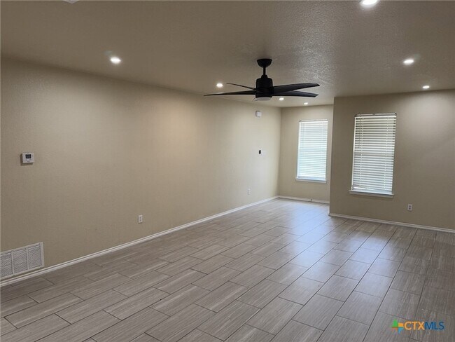 Foto del edificio - 2611 Littlewood Dr