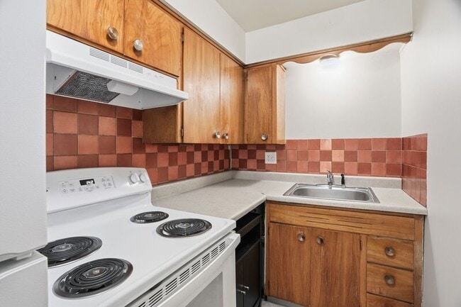 Building Photo - 1611 W 8th Ave