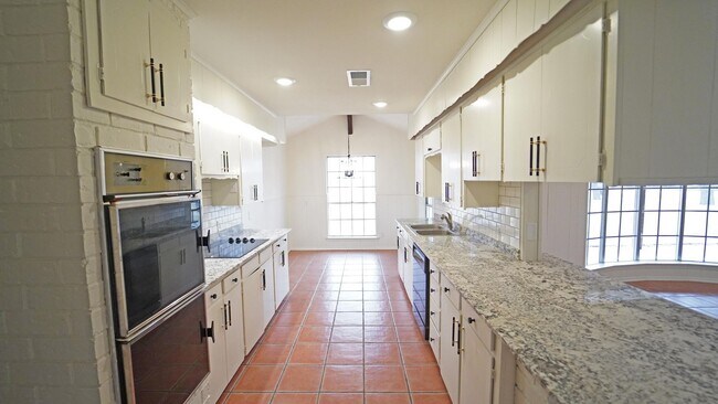 Foto del edificio - FOR LEASE! 5 Bedroom, 3 Bathrooms, 2 Acre Brick Home in Springtown!
