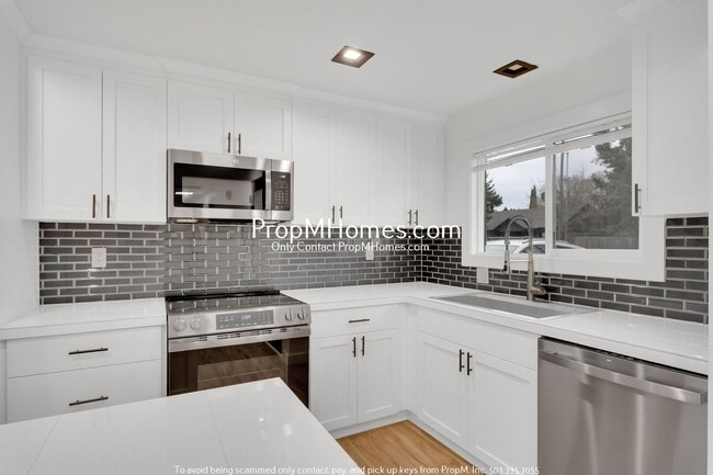 Building Photo - Newly Updated 3 Bedroom Aloha Home - Huge Yard!