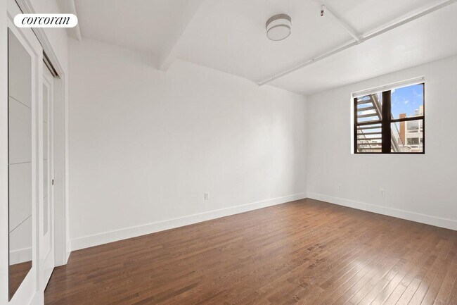 Foto del edificio - 241 Bedford Ave