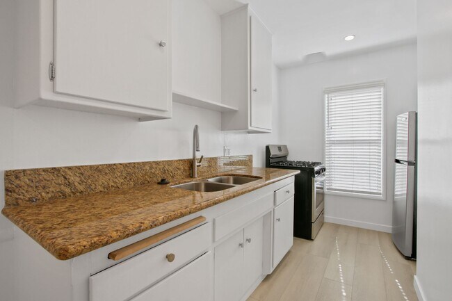 Foto del edificio - 300 California Ave, North of Wilshire, San...
