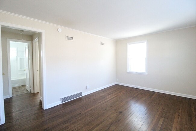 Building Photo - October FREE On This 1 Bedroom 1 Bath Dupl...