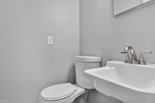 Building Photo - 3 br, 2.5 bath Townhome - 7030 Metcalf Avenue