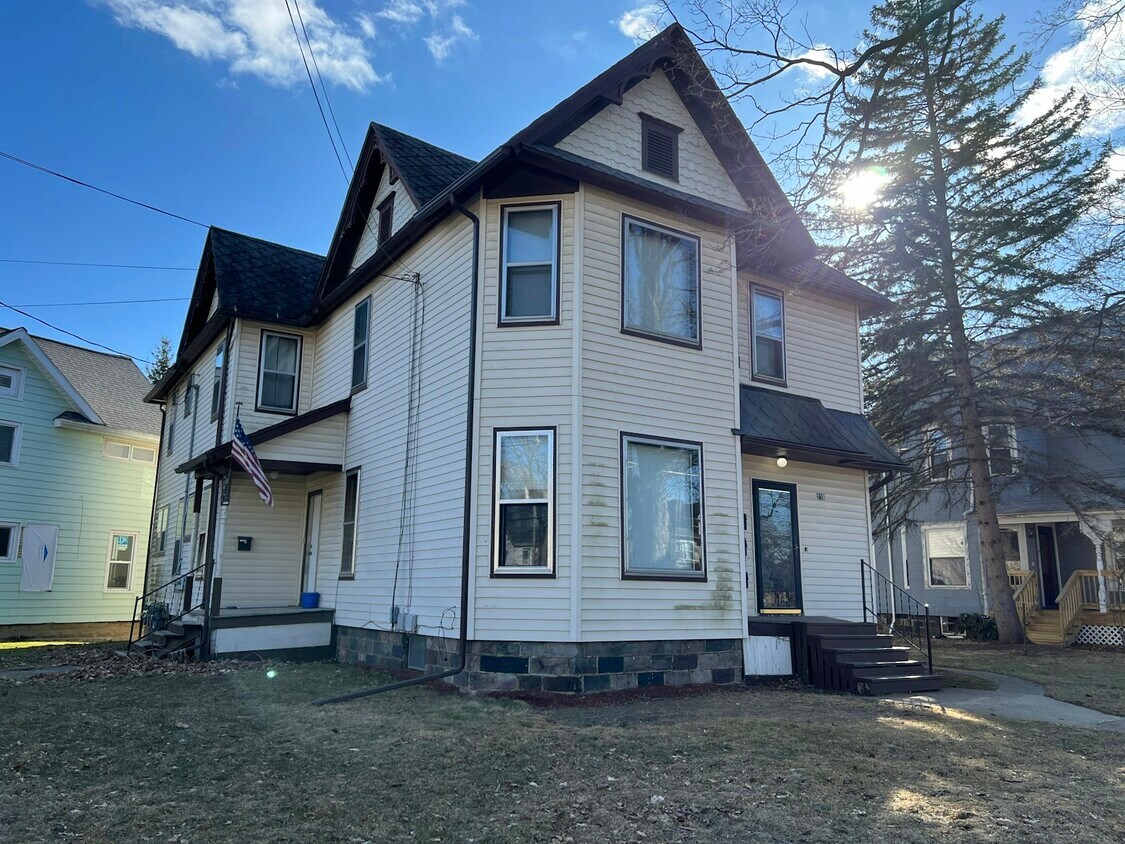 Foto principal - 218 E Erie St