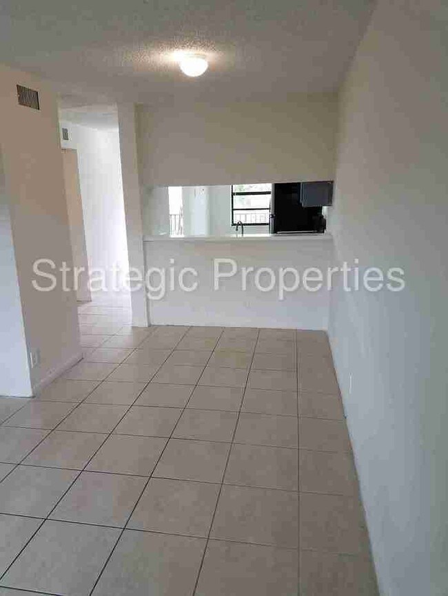Building Photo - 4173 Lakeside Dr