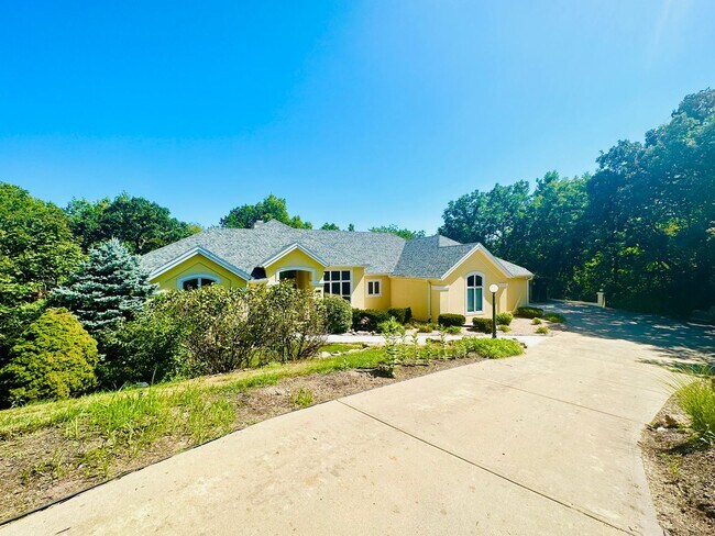 Foto del edificio - {6411} Enchanted Lake Estates + Updated Kitchen, Fresh Paint Throughout +  Main Floor Primary Bed...