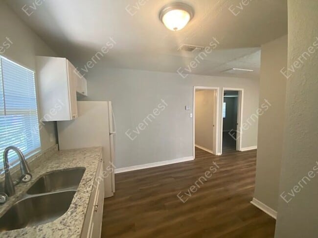 Building Photo - 4206 E Osborne Ave