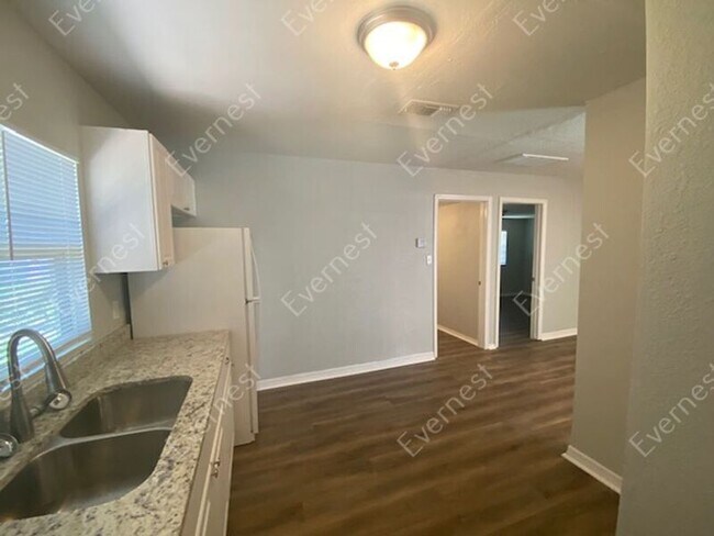 Foto del edificio - 4206 E Osborne Ave